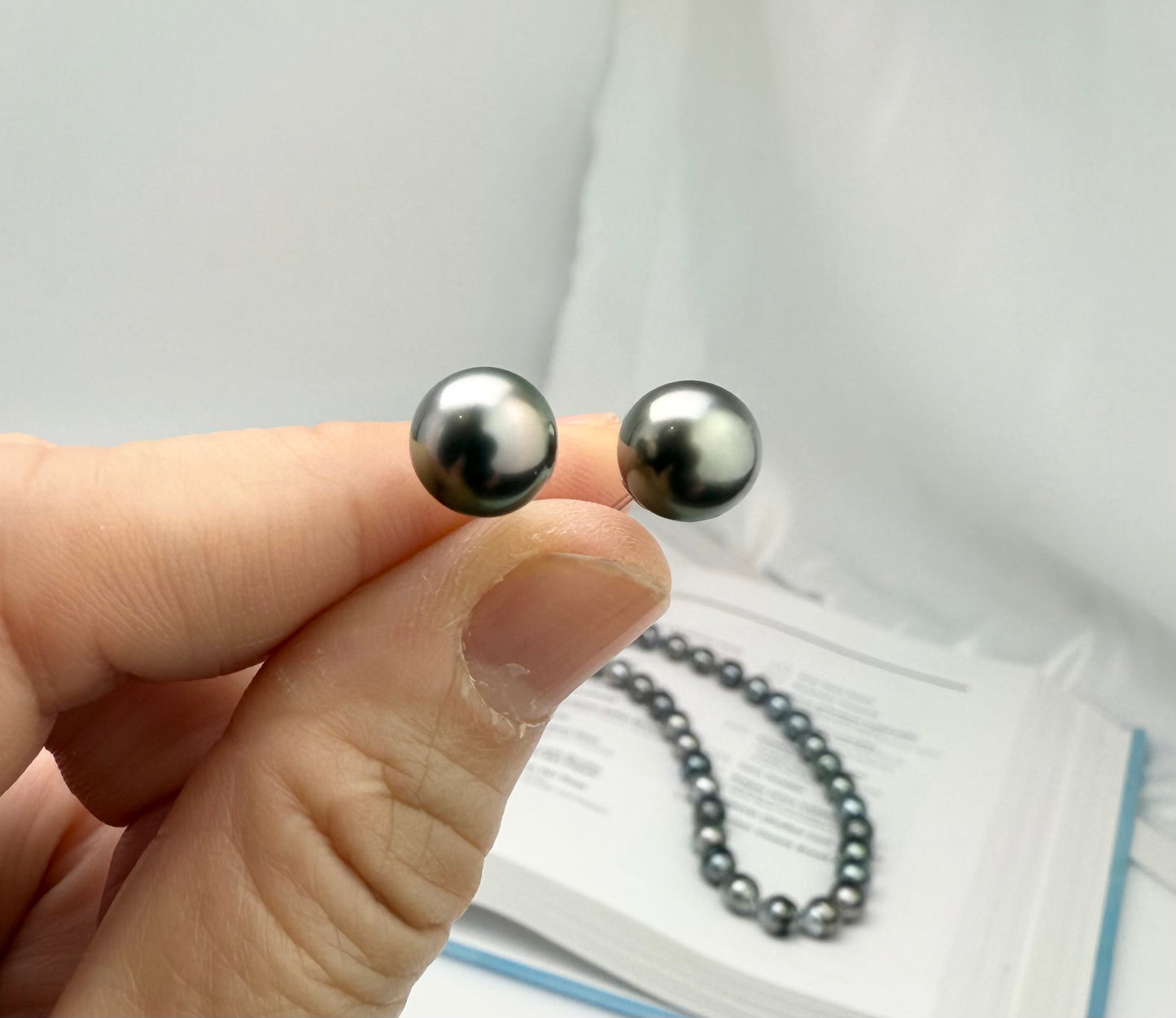 Elegant Tahitian Black Pearl (9-9.5mm) Stud Earrings | Classic Design