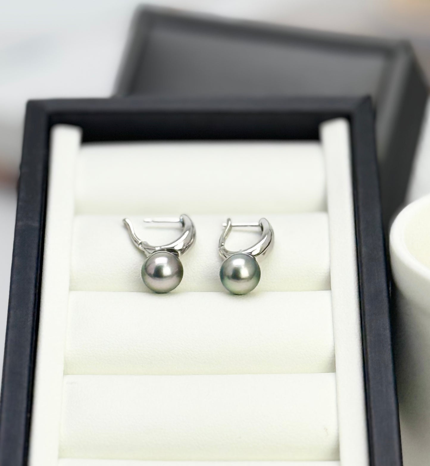Tahitian Silver Grey Pearl (9-9.5) Earring | Luxury and Lustrous