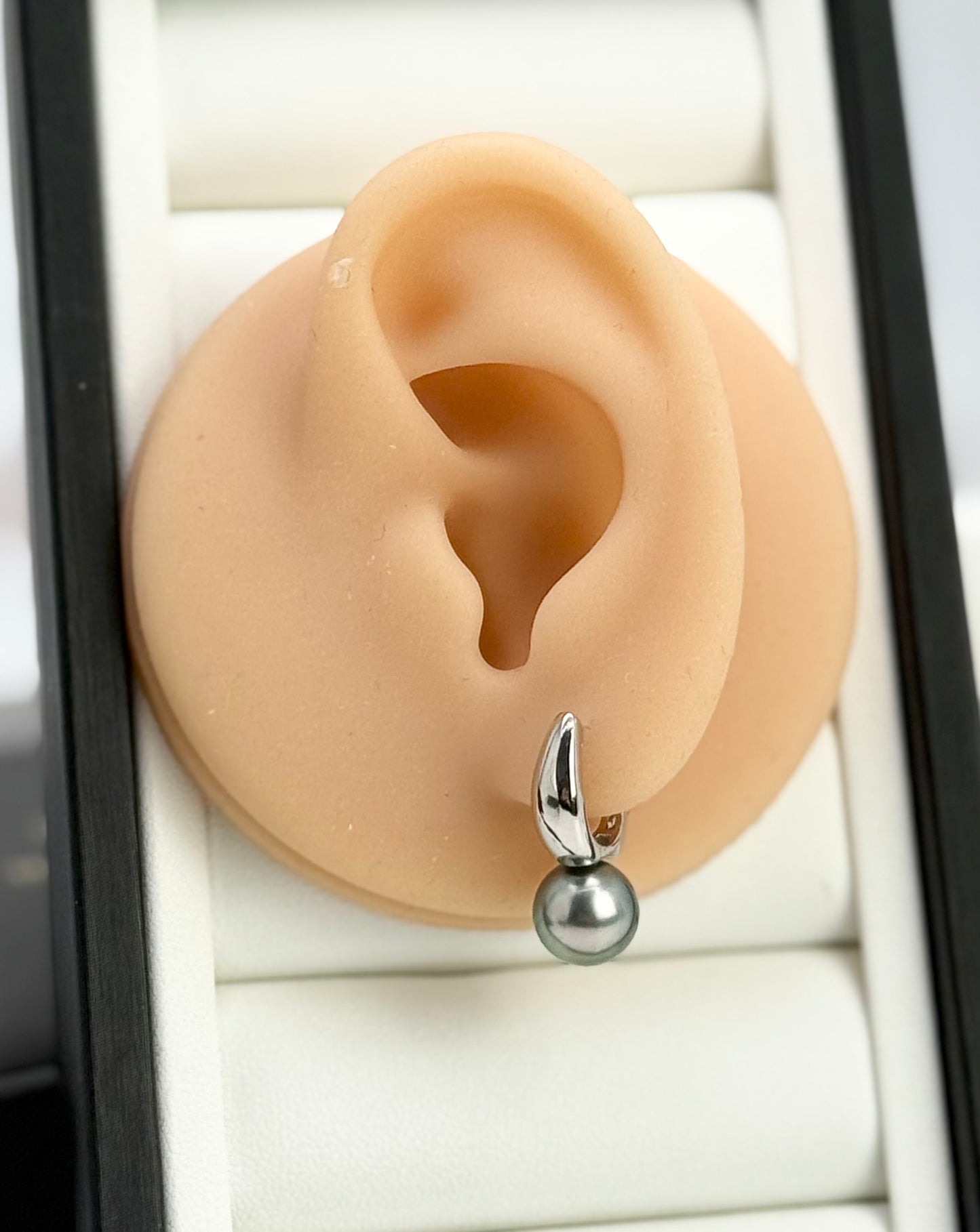 Tahitian Silver Grey Pearl (9-9.5) Earring | Luxury and Lustrous