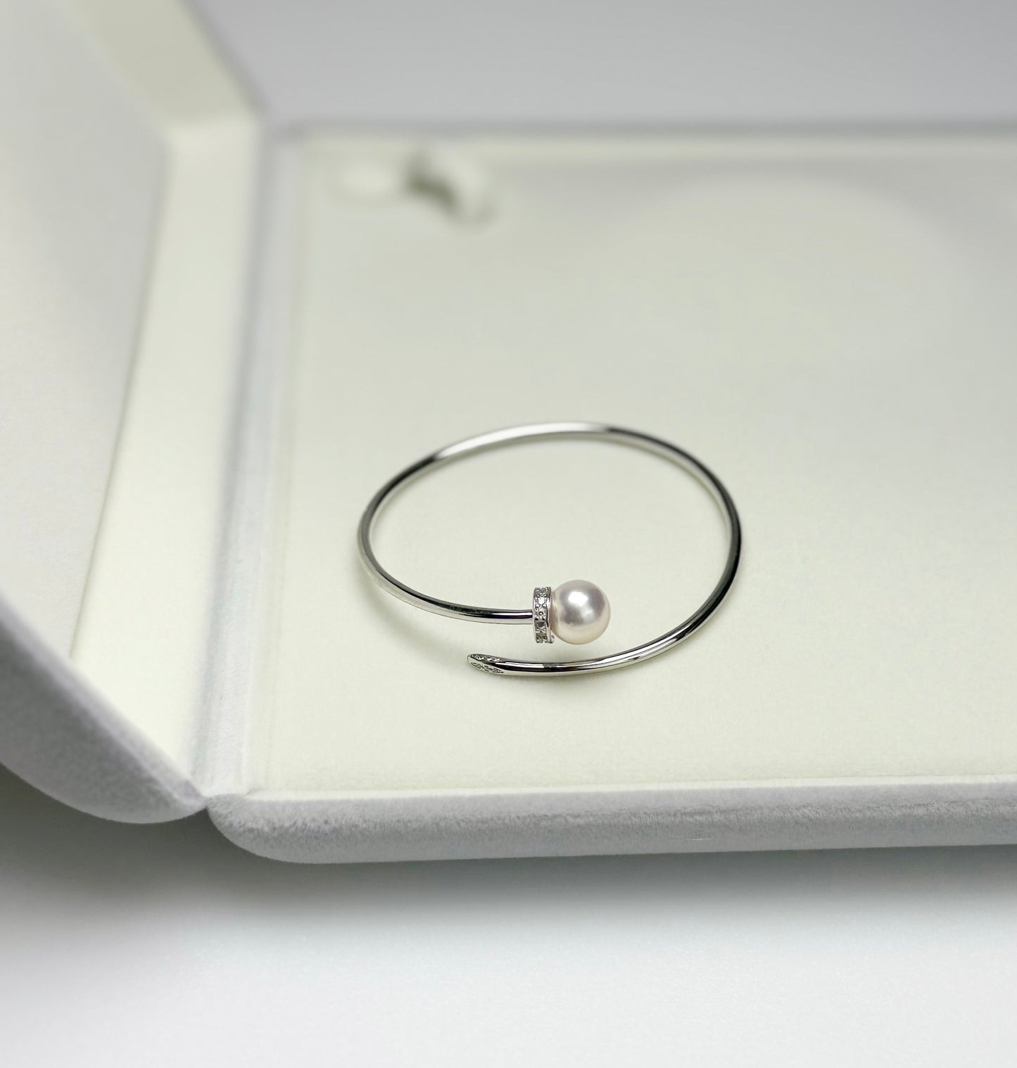 Modern Japan Akoya Pearl (8.5 - 9mm ) Bangle | Timeless Elegance.