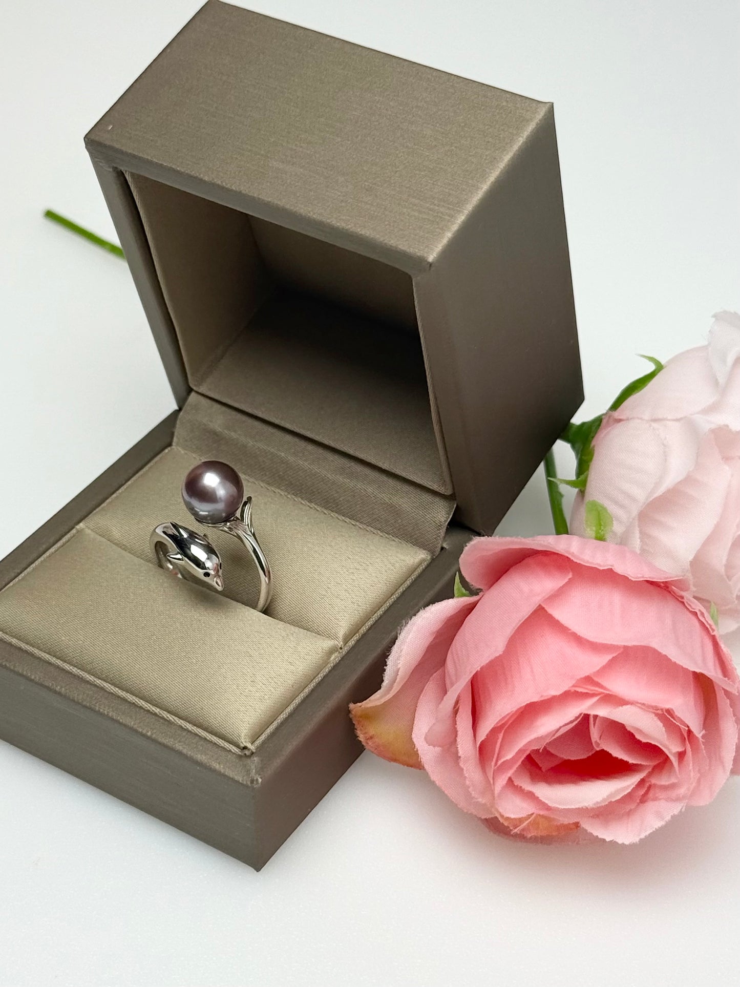 Elegant Freshwater Pearl (9 - 10mm) Dolphin Ring