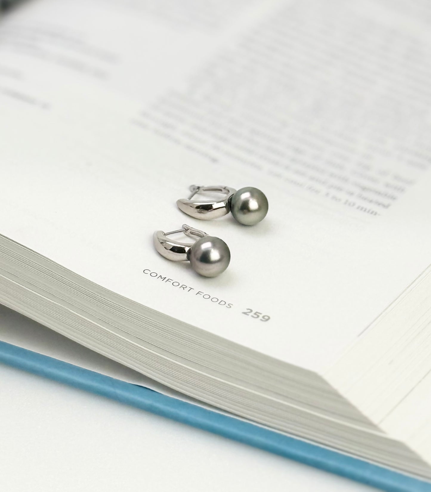 Tahitian Silver Grey Pearl (9-9.5) Earring | Luxury and Lustrous