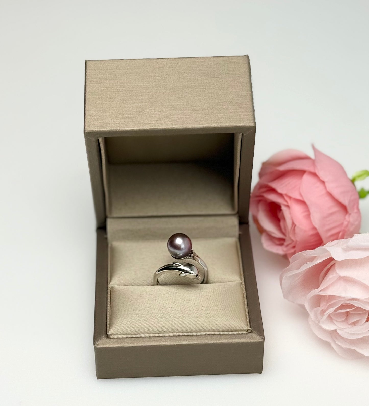 Elegant Freshwater Pearl (9 - 10mm) Dolphin Ring