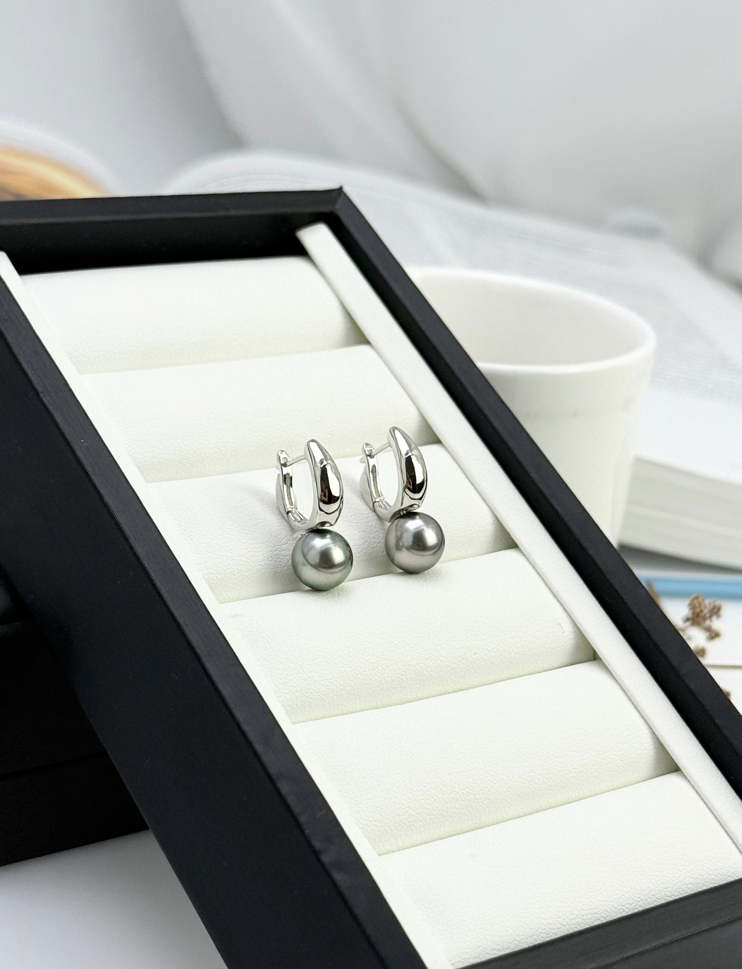 Tahitian Silver Grey Pearl (9-9.5) Earring | Luxury and Lustrous