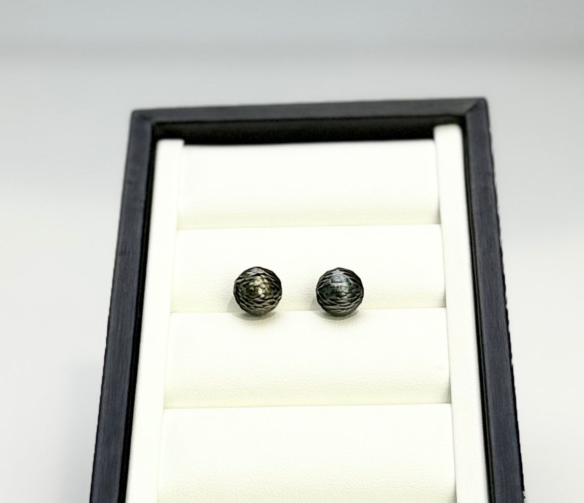 18K Solid Gold Dragon Scales Tahitian Pearls (9.5-10mm) Stud Earrings | Carved Tahitian pearls