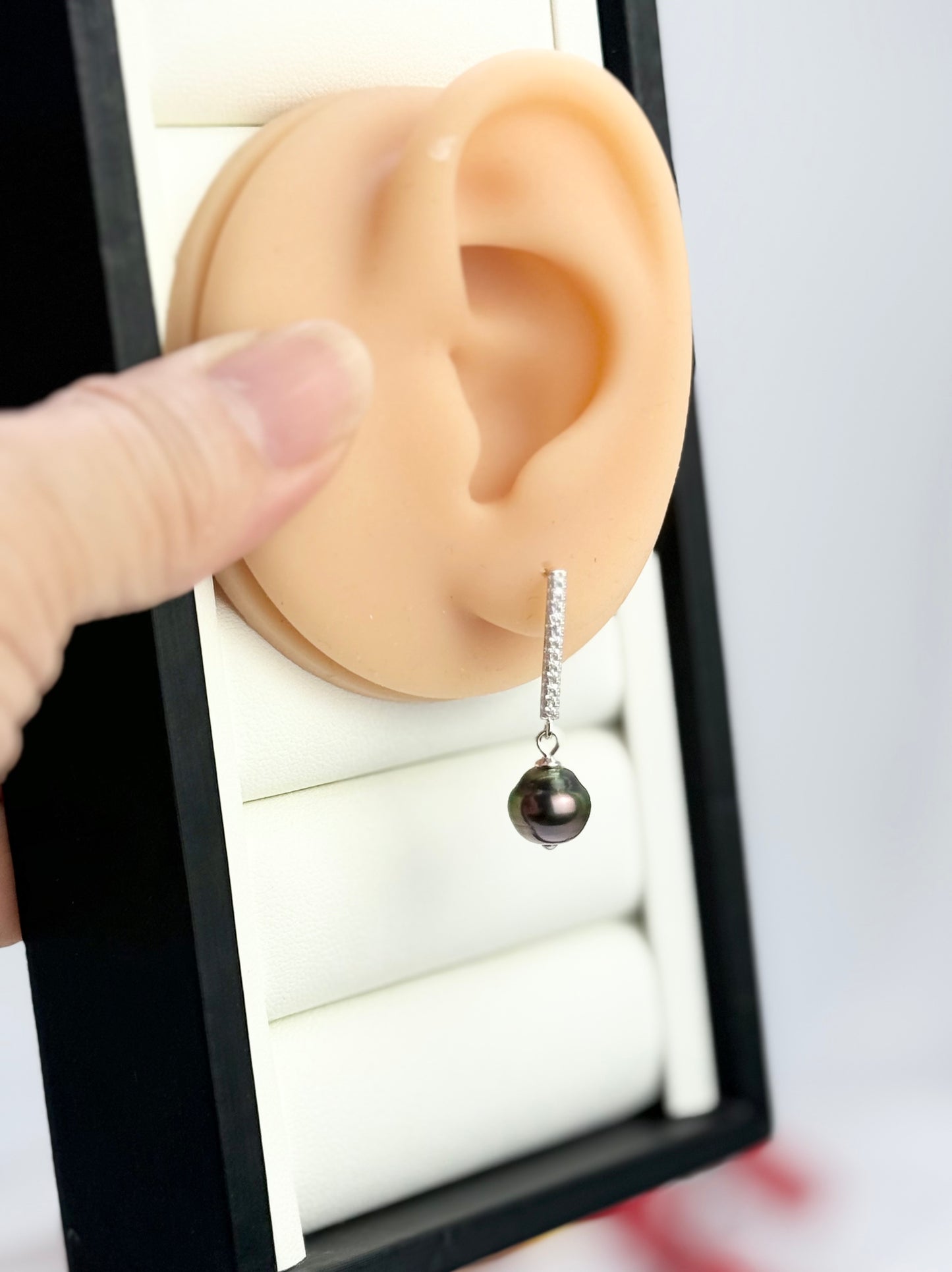 Elegant Tahitian Pearl (8.5-9mm) Earring | Luxury and Lustrous