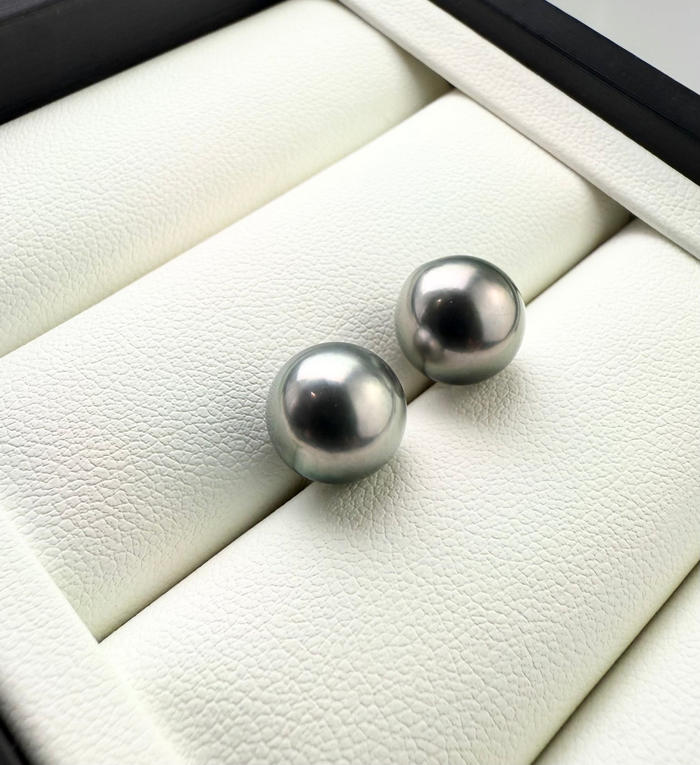 18K Elegant Tahitian Silver Grey Pearl (9.5-10mm) Earrings | Classic Design