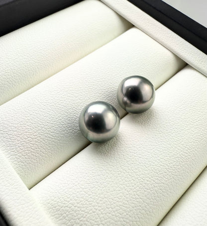 18K Elegant Tahitian Silver Grey Pearl (9.5-10mm) Earrings | Classic Design