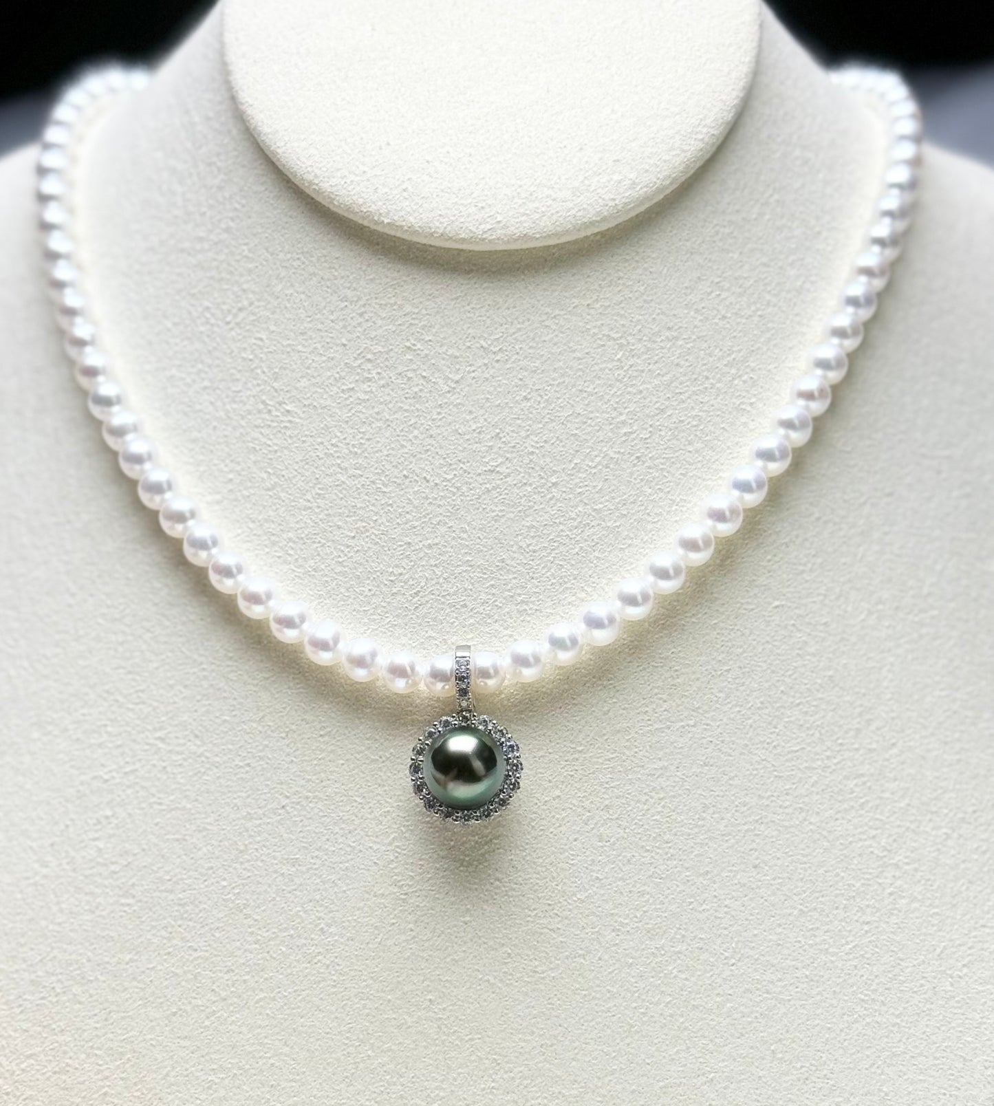 Elegant Tahitian (Peacock Green) Pearl (10-10.5mm) Pendant