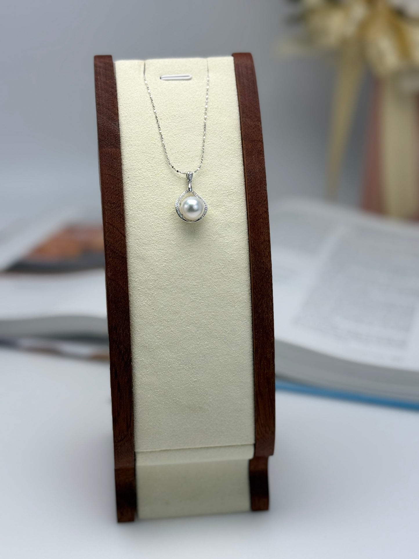 18K Solid Gold Australian South Sea Silvery White Pearl (9.5-10mm) Pendant