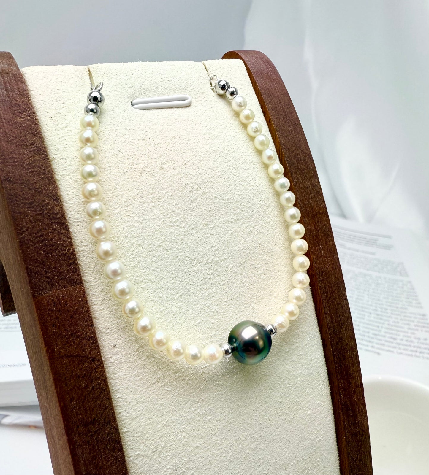 Golden Akoya Pearl (3.5-4mm) bracelet with tanhitian peacock green ring pearl (8.9mm)