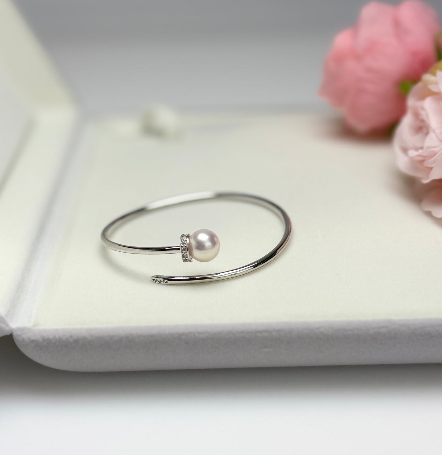 Modern Japan Akoya Pearl (8.5 - 9mm ) Bangle | Timeless Elegance