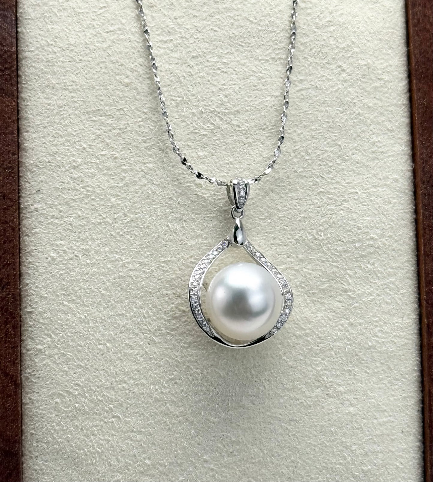 18K Solid Gold Australian South Sea Silvery White Pearl (9.5-10mm) Pendant