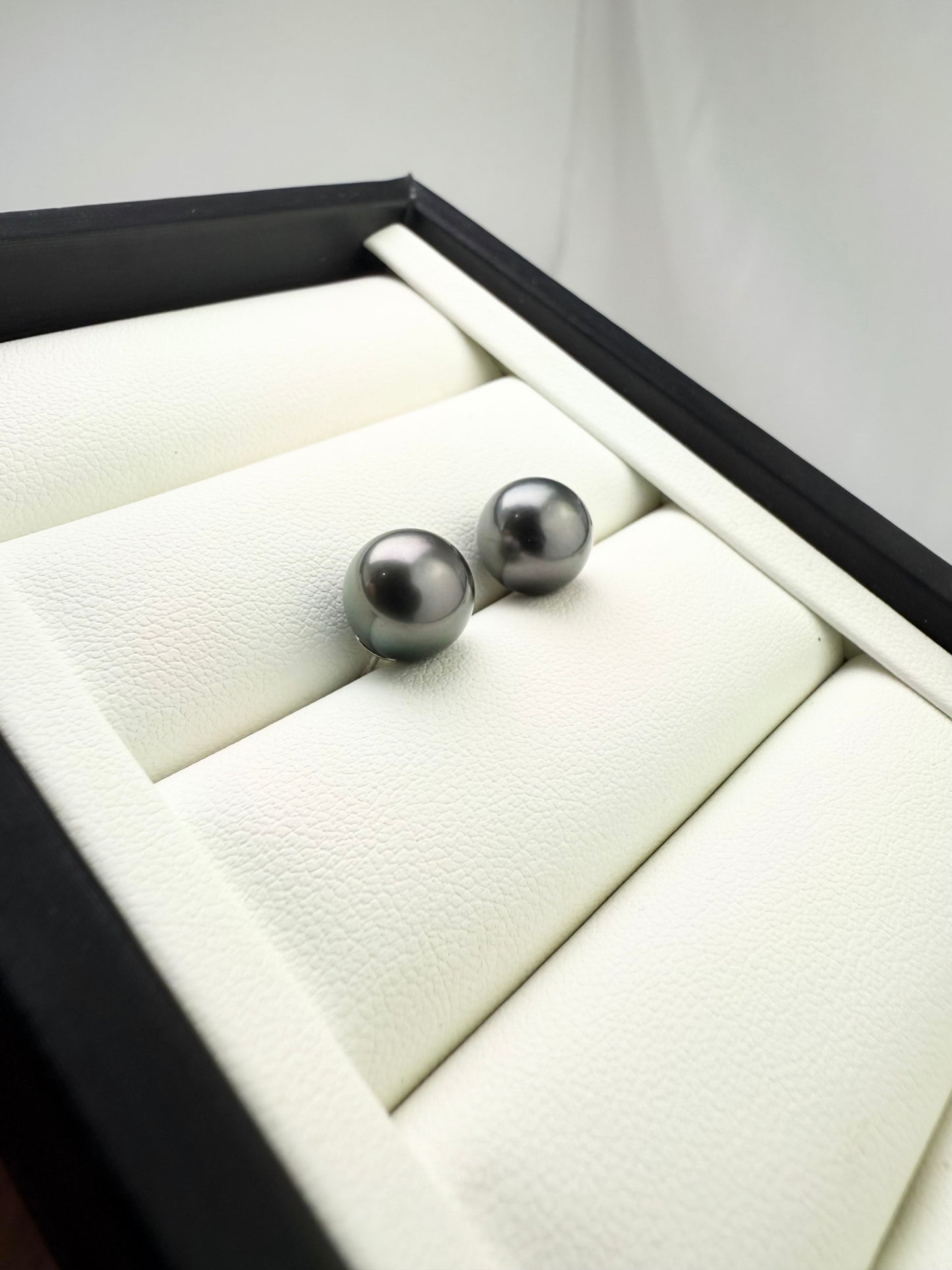 Elegant Tahitian Black Pearl (9.5-10mm) Stud Earrings | Classic Design