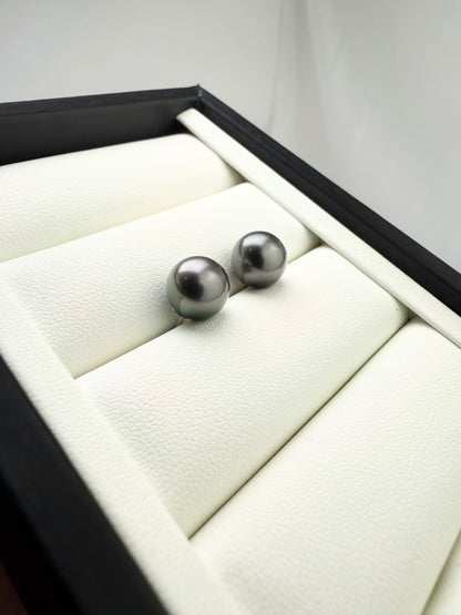 Elegant Tahitian Black Pearl (9.5-10mm) Stud Earrings | Classic Design