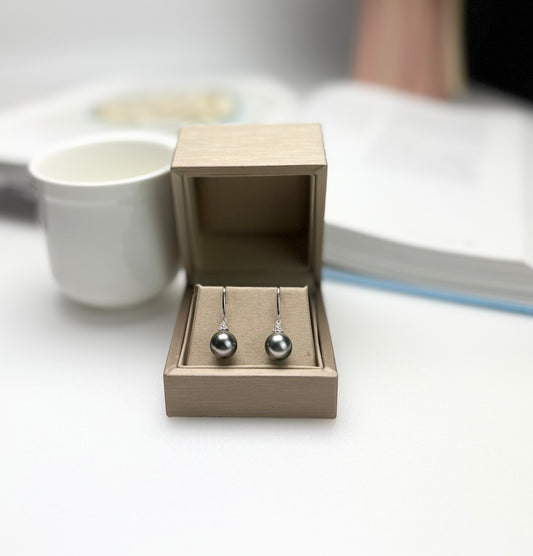 18K Elegant Tahitian Silver Grey Pearl (9.5-10mm) Earrings | Classic Design